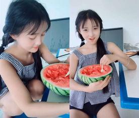 吃瓜少女拍照,吃瓜少女镜头下的欢乐瞬间