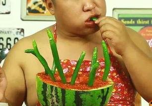 男人吃瓜奇葩事件,揭秘男人吃瓜那些奇葩事件