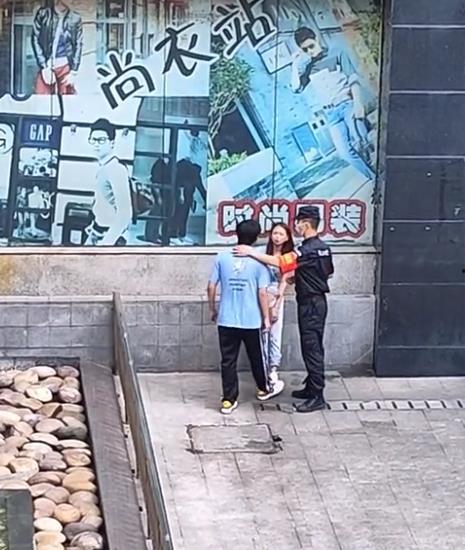 情侣吃瓜事件重庆,甜蜜瓜果引发的网络热议