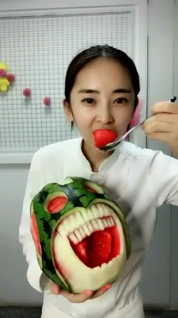 美女吃瓜真是甜,甜蜜滋味尽在其中