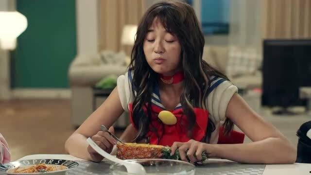 美女吃瓜真是甜,甜蜜滋味尽在其中