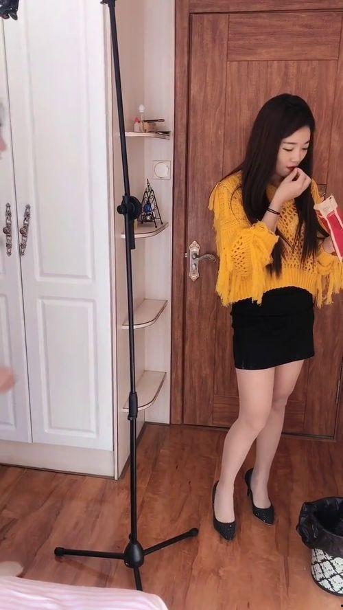 美女吃瓜真是甜,甜蜜滋味尽在其中