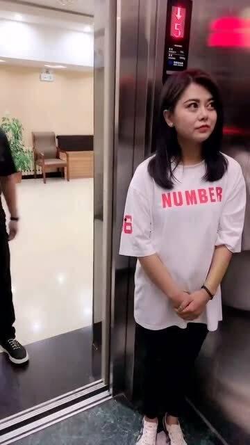 电梯上吃瓜群众,揭秘现代都市人的社交百态