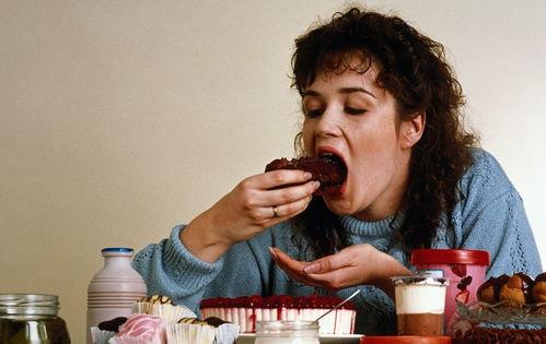 社会混混吃老人霸王瓜,社会混混的恶行引发社会关注