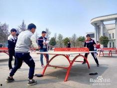 黄淮学院操场吃瓜,校园生活新风尚