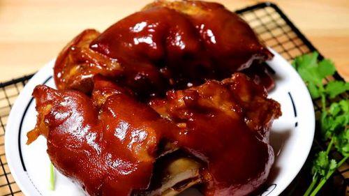 宝宝吃瓜啃猪蹄,瓜果飘香与猪蹄诱惑