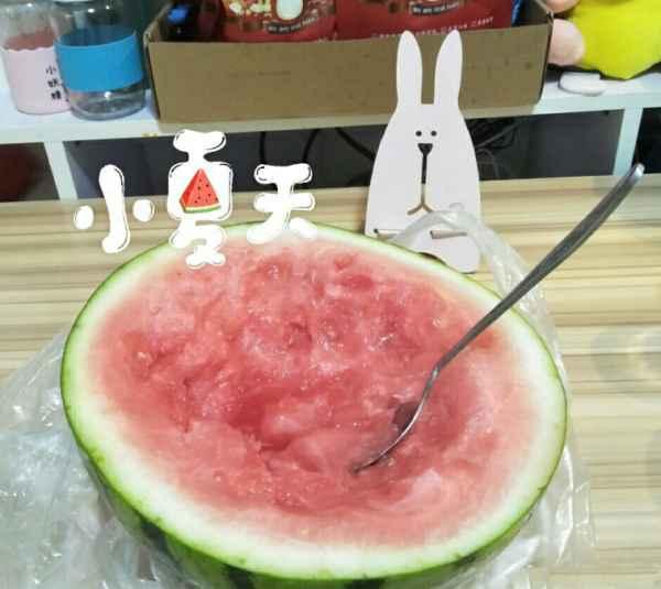 瓜地里吃瓜的心情,心旷神怡的夏日食瓜时光