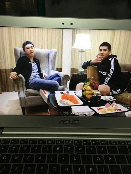 两人直播吃瓜,揭秘网红美食背后的故事